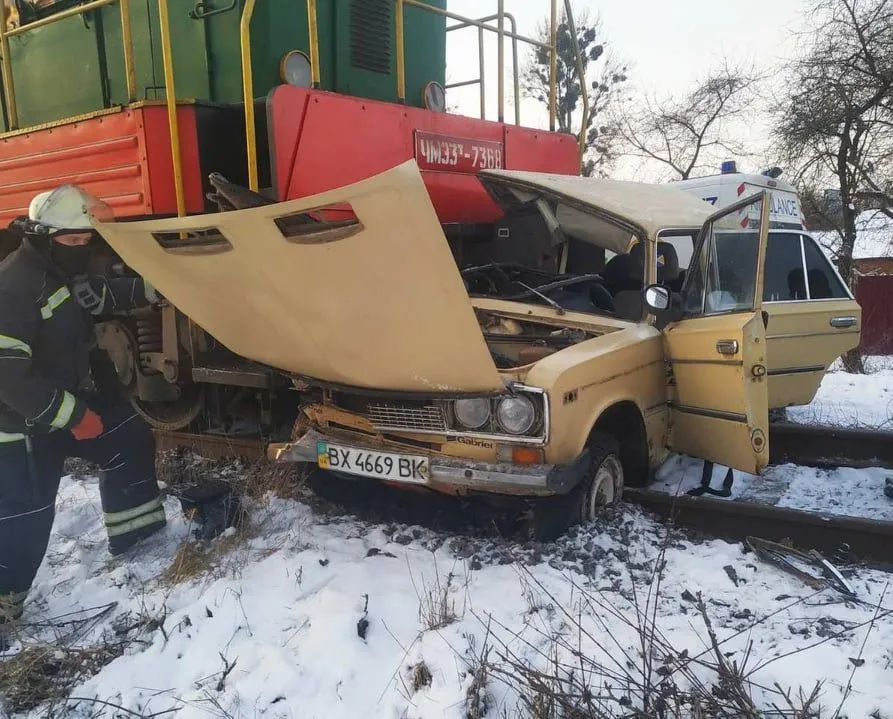 У Вінниці потяг протаранив автомобіль