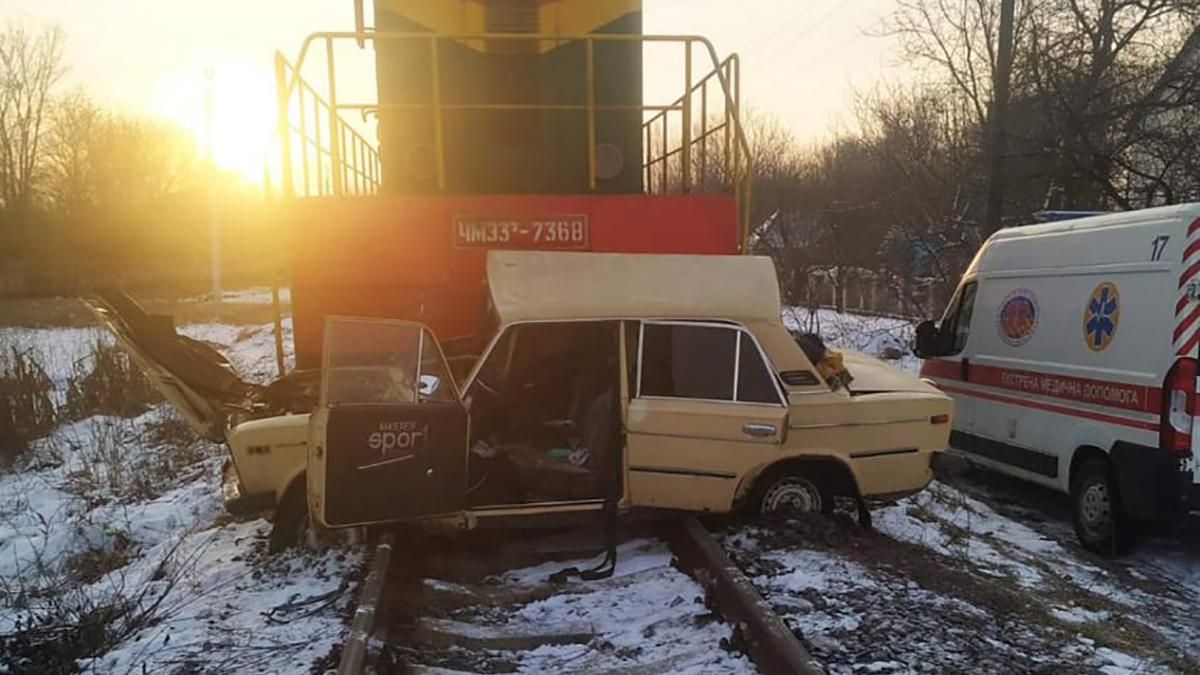 У Вінниці 07.03.2021 потяг протаранив автомобіль з водієм