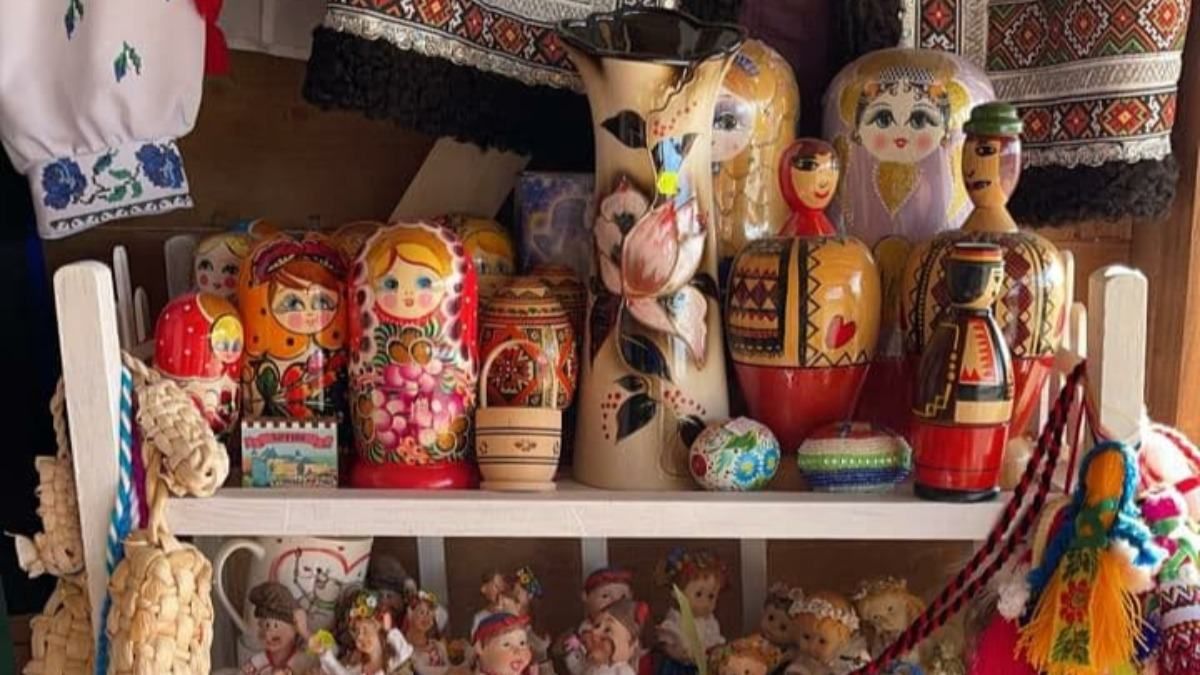 У Хотинській фортеці головний сувенір – російська матрьошка – фото У Хотинській фортеці головний сувенір – російська матрьошка – фото