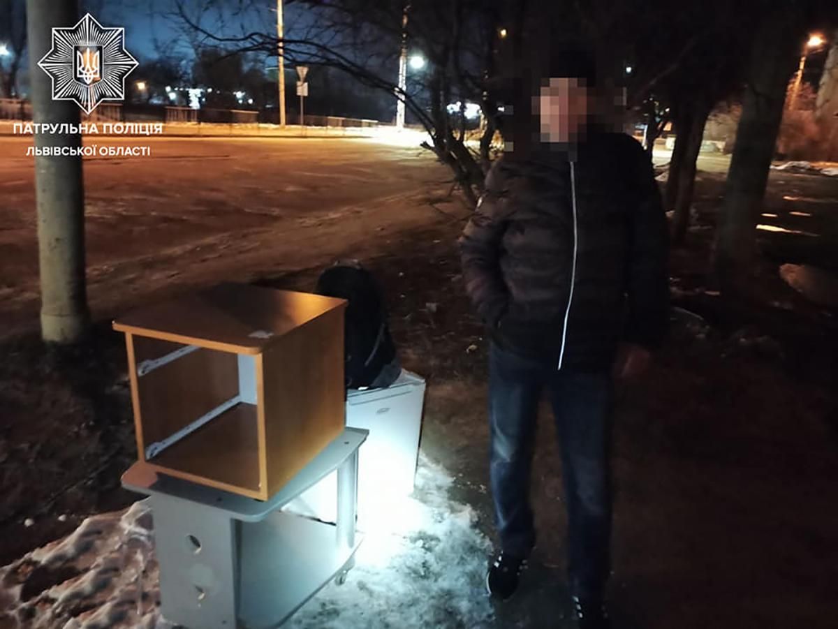 Поліція затримала чоловіка у Львові , який вкрав з готелю холодильник