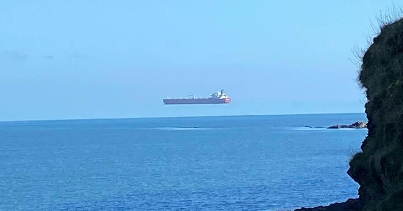 Летючий корабель: в Англії фотограф зафіксував унікальний кадр Летючий корабель: в Англії фотограф зафіксував унікальний кадр