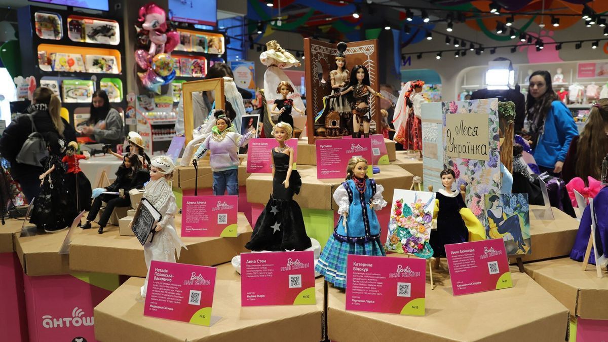 В Одессе к 8 Марта открыли выставку Barbie: Госпожа Украины