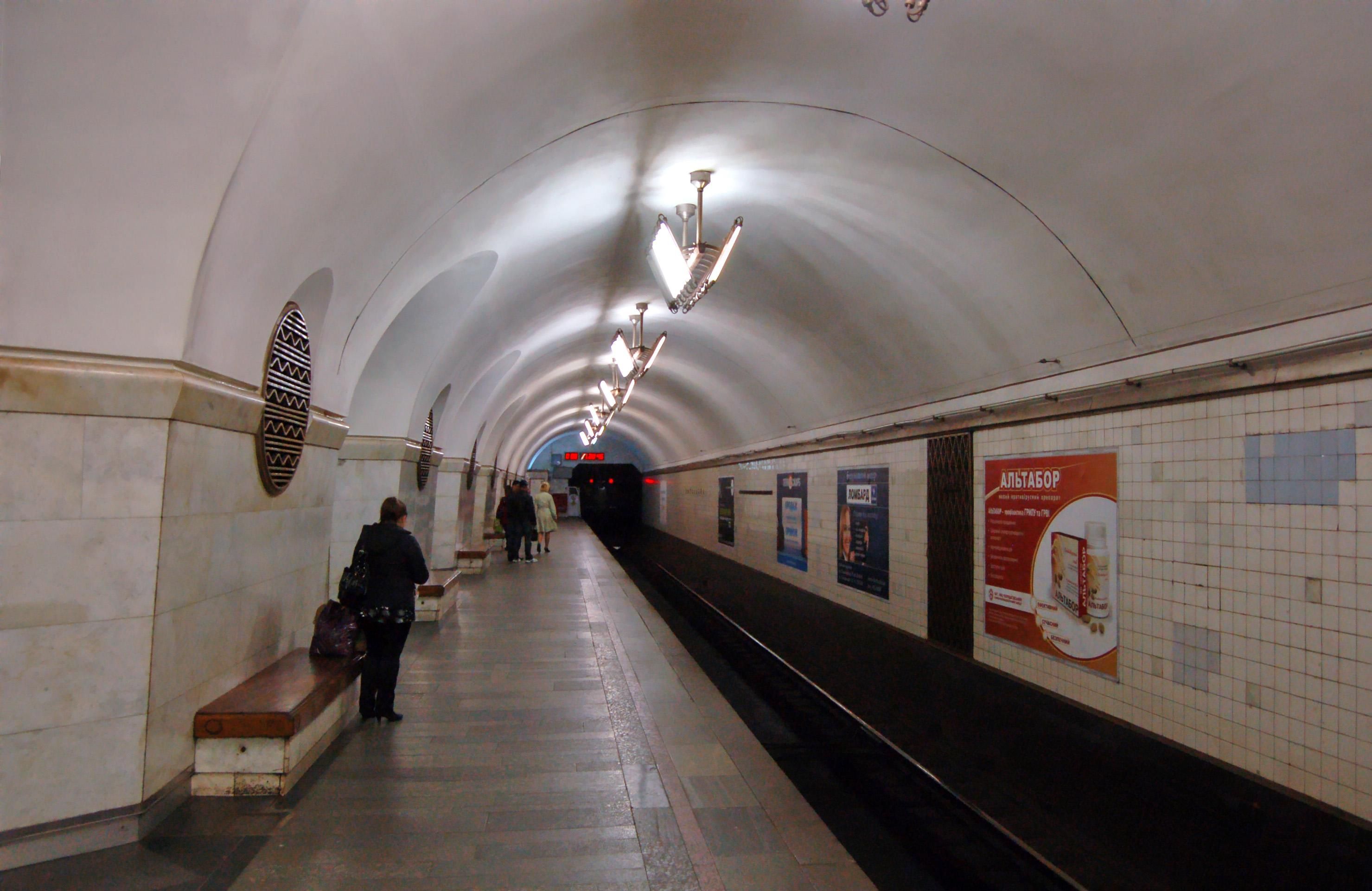 В киевском метро у вокзала 7 марта 2021 на колею упал ребенок