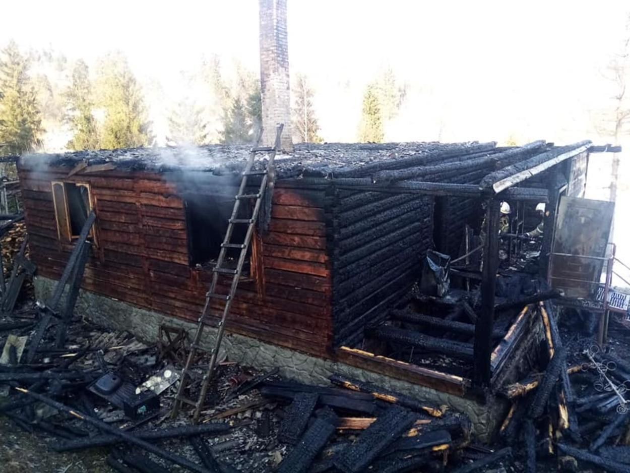 На Львівщині вщент згорів дерев'яний будинок: загинув чоловік – фото
