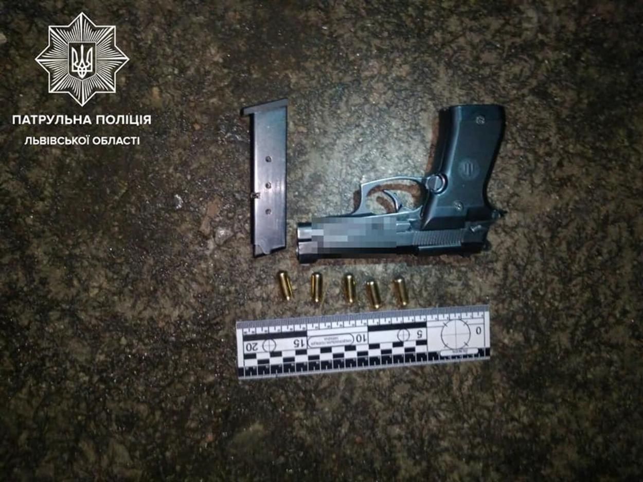 У Львові під час пиятики чоловік прострелив ногу знайомій: фото У Львові під час пиятики чоловік прострелив ногу знайомій: фото