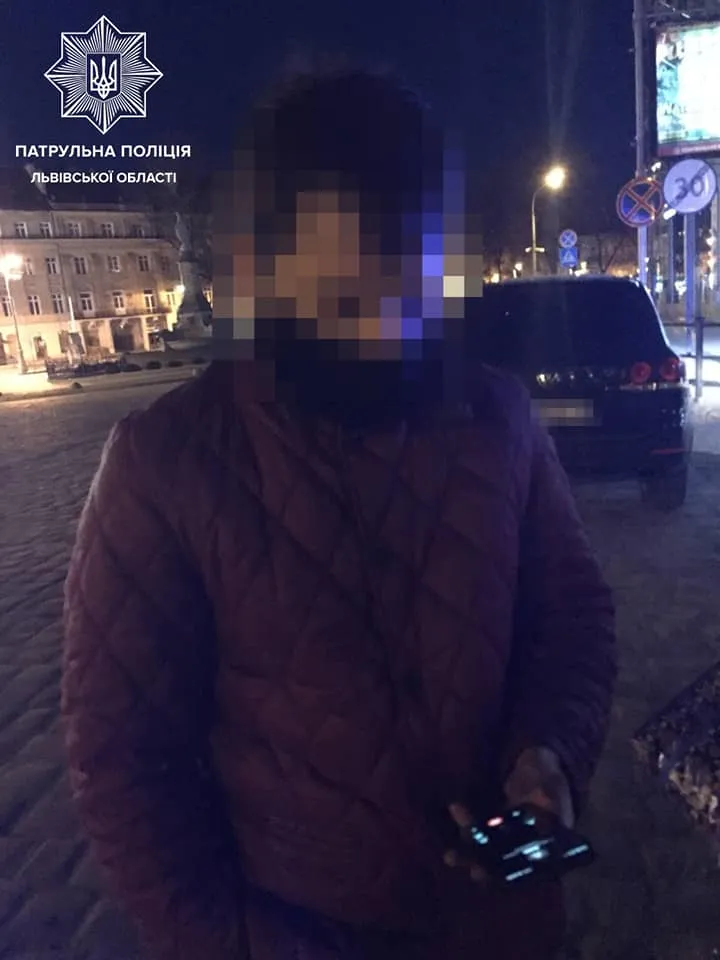 У центі Львова п'яний водій позашляховика зніс огорожу та втік: фото і відео