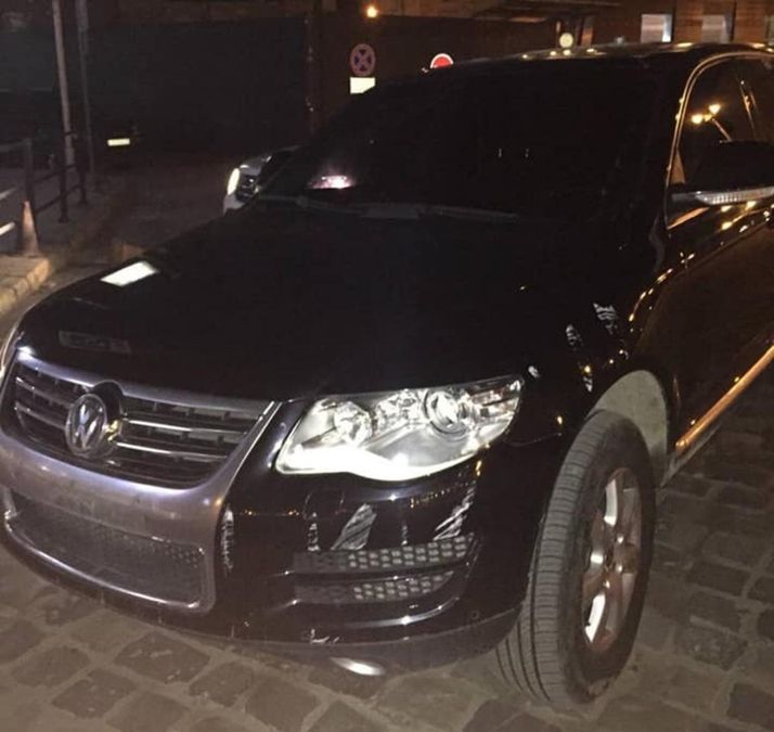 В центре Львова пьяный водитель внедорожника снес забор и убежал: фото и видео В центре Львова пьяный водитель внедорожника снес забор и убежал: фото и видео