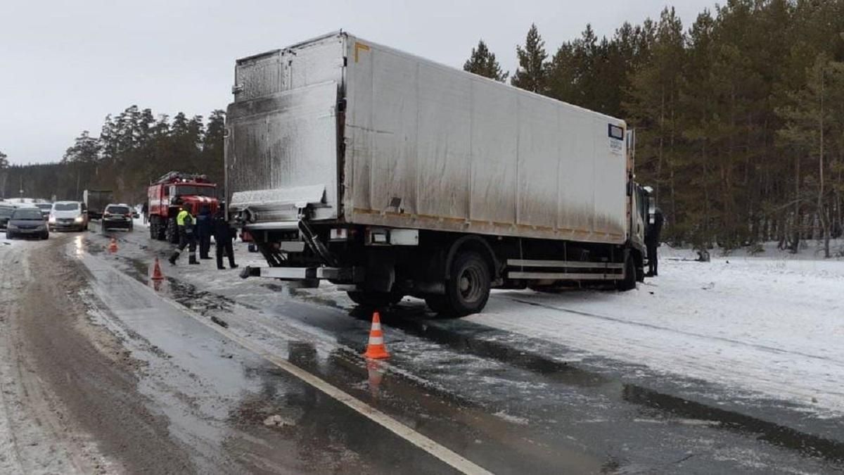 В России автомобиль с 7 людьми попал в ДТП: все погибли