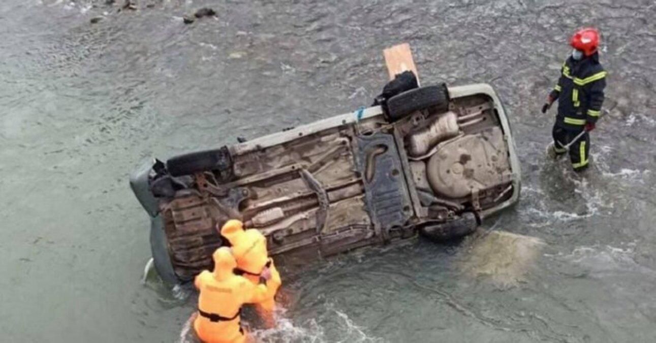 На Львовщине авто слетело с моста: есть погибший и травмированные - фото