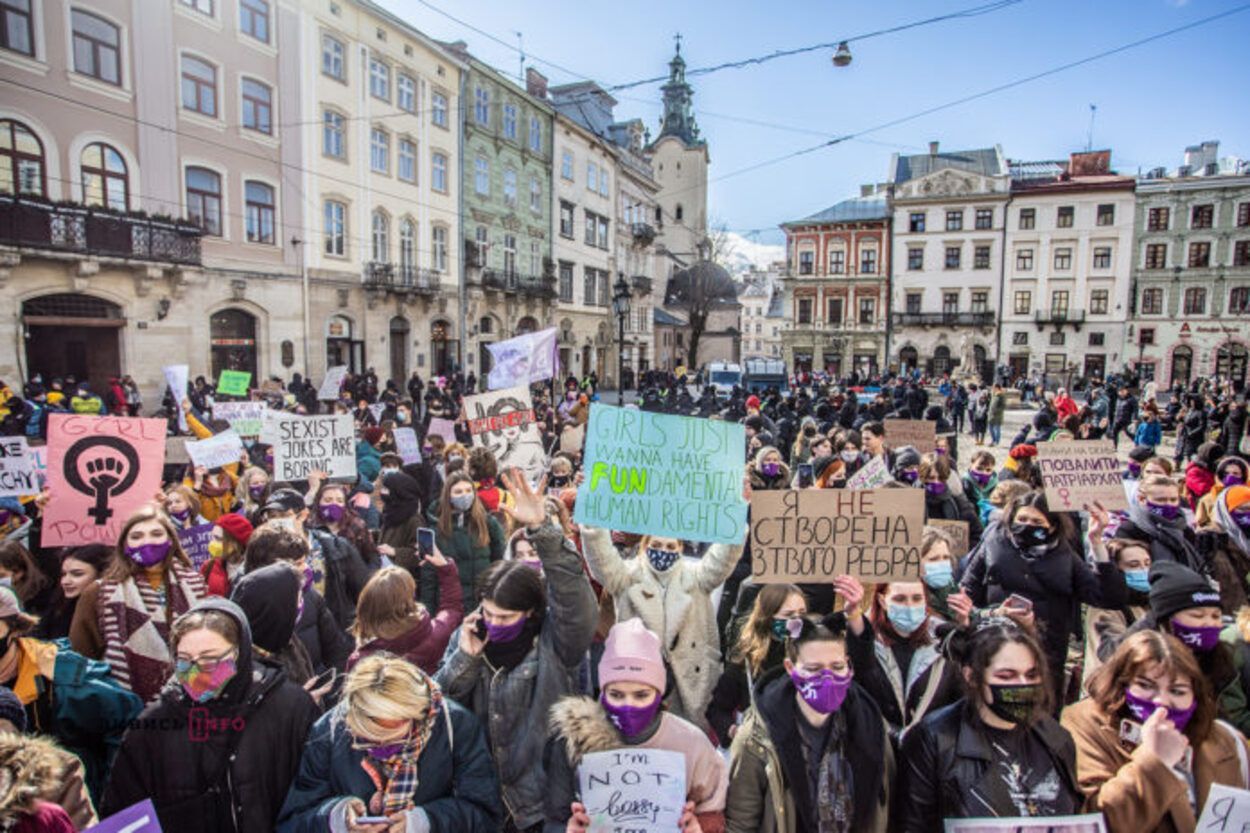 Во Львове состоялся масштабный марш в поддержку женщин: фото 