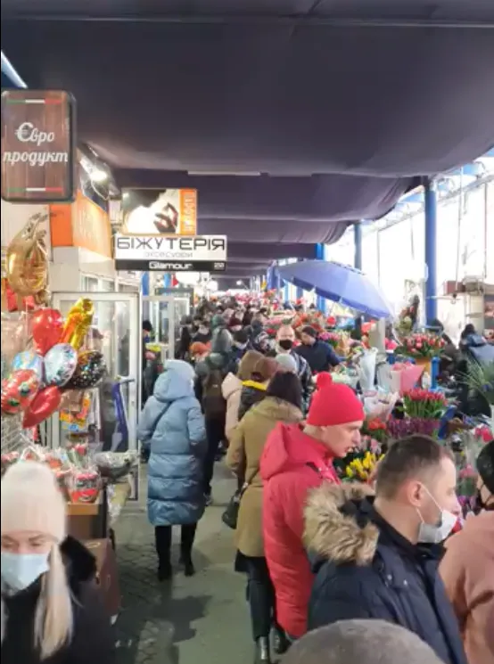 Квітковий ринок у Чернівцях Квітковий ринок у Чернівцях