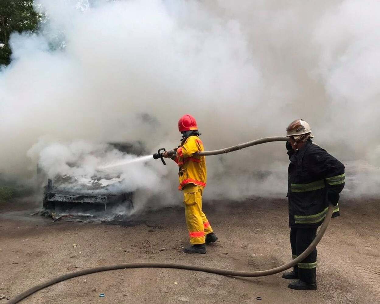 На Львівщині посеред дороги спалахнуло Renault: авто перетворилось на металобрухт – фото