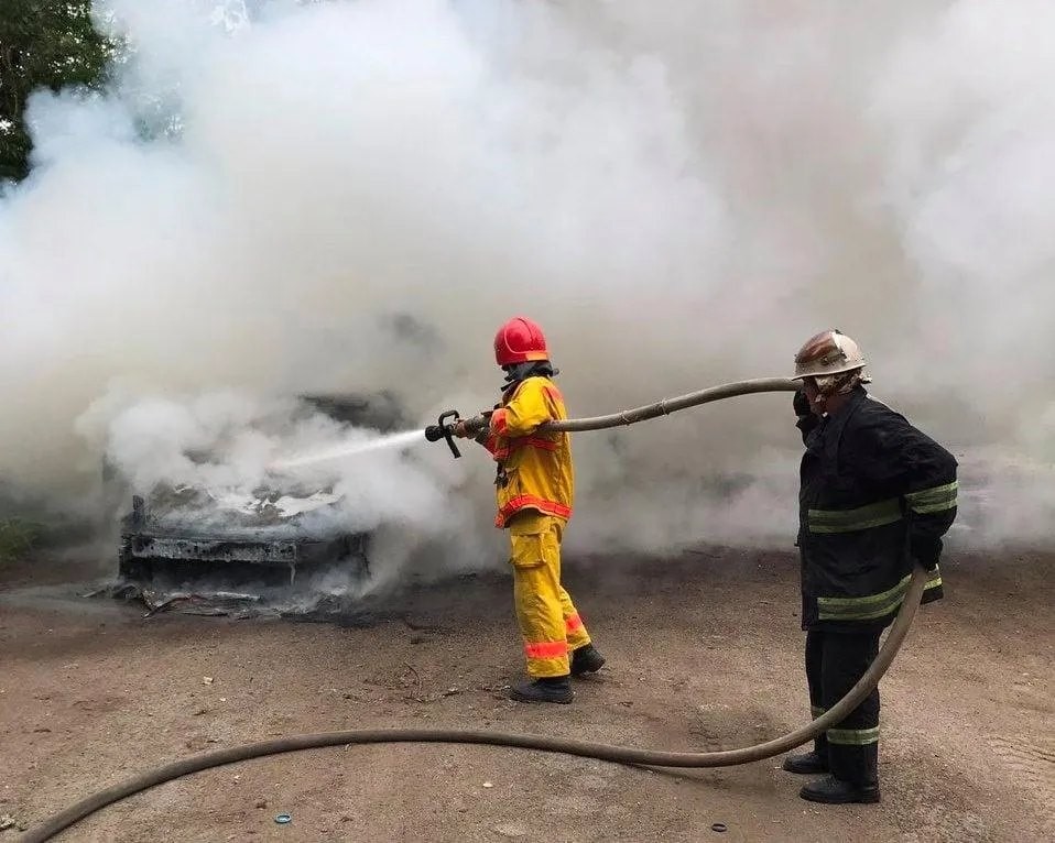 На Львівщині спалахнуло Renault: автівка перетворилась на металобрухт – фото На Львівщині спалахнуло Renault: автівка перетворилась на металобрухт – фото