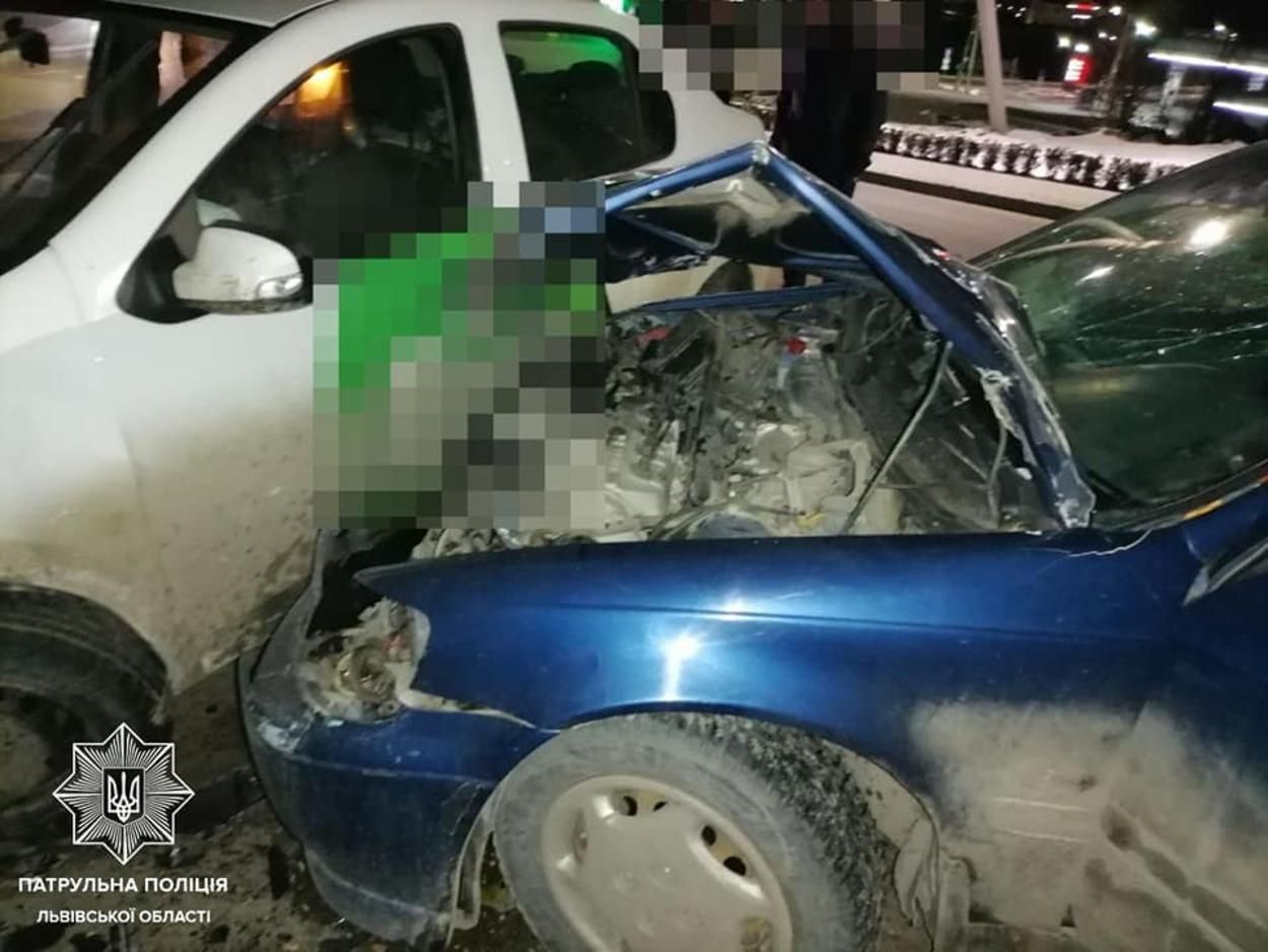 У Винниках п'яний водій Honda без документів вперіщився в таксі: фото