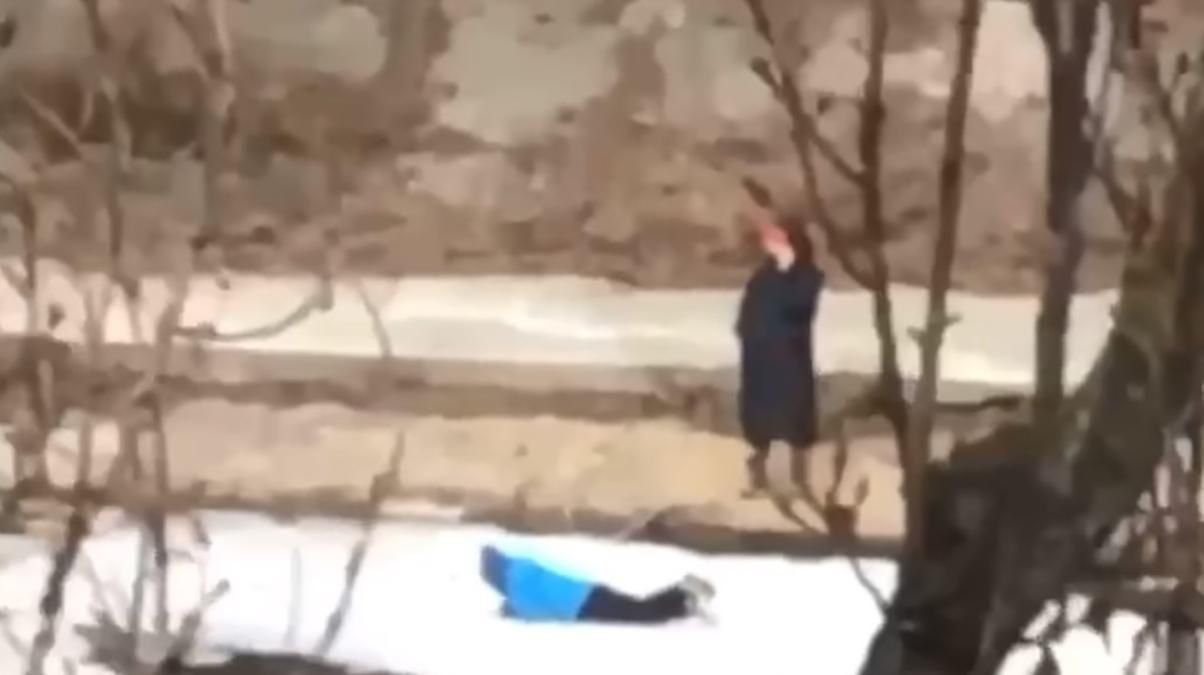 У Києві дитина гралася на крижині, а мати чекала на березі: відео
