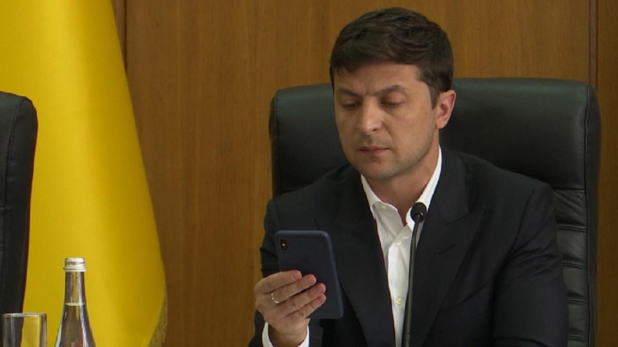 Зеленський не сам веде свої соцмережі: Мендель проговорилася Зеленський не сам веде свої соцмережі: Мендель проговорилася