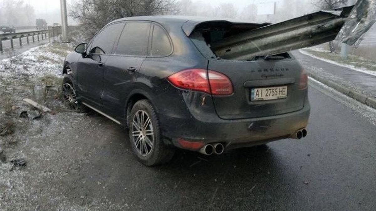 Вибійник пройшов наскрізь: у Києві чудом вижив водій Porsche