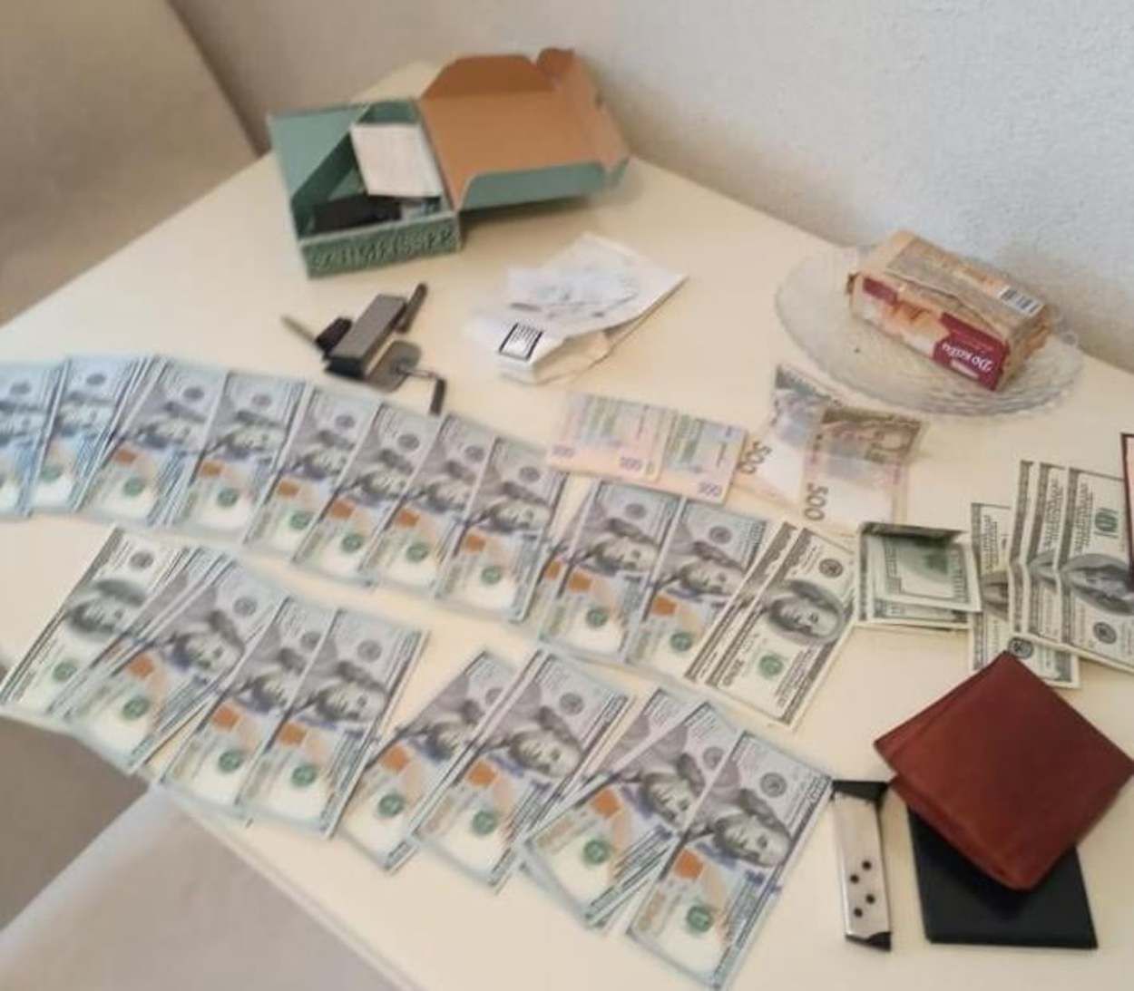 У Дрогобичі на хабарі затримали посадовця міськради: фото У Дрогобичі на хабарі затримали посадовця міськради: фото