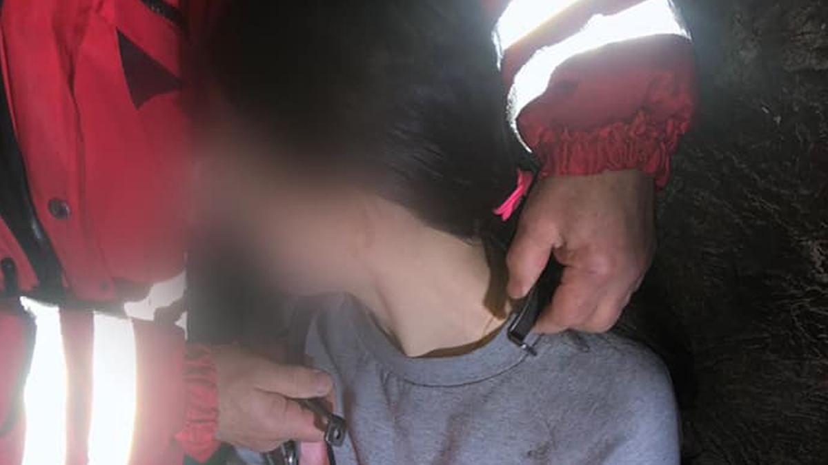 У Києві рятувальники знімали дівчині металевий ошийник