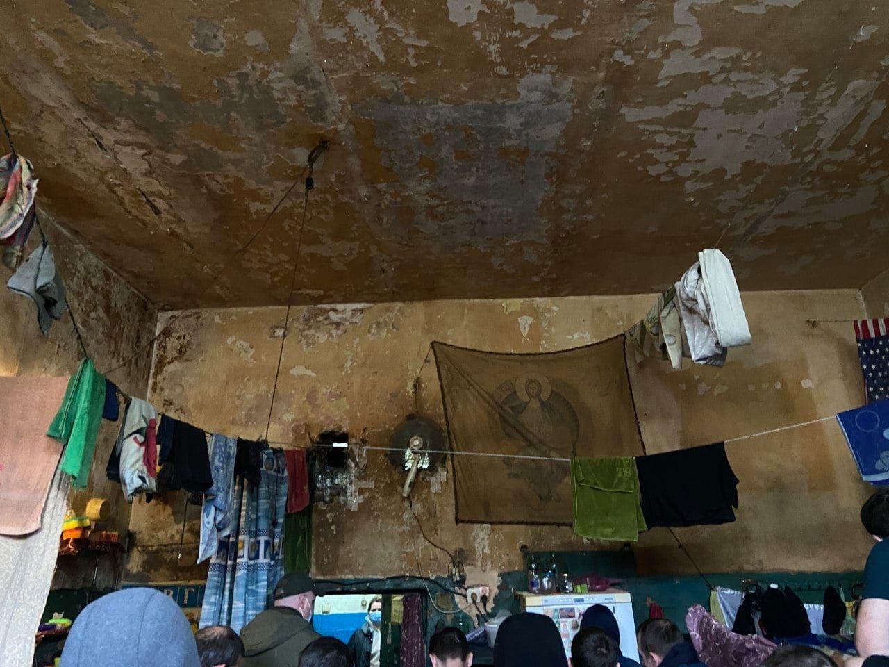 В киевском СИЗО осужденные спят по очереди и живут в антисанитарии В киевском СИЗО осужденные спят по очереди и живут в антисанитарии