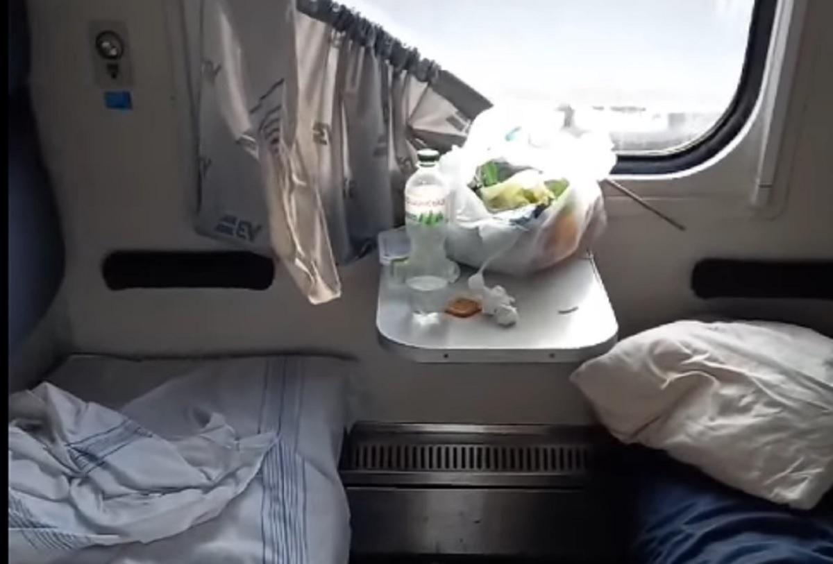 Дуже дякую, дітки: юні гімнасти розгромили вагон поїзда – відео Дуже дякую, дітки: юні гімнасти розгромили вагон поїзда – відео