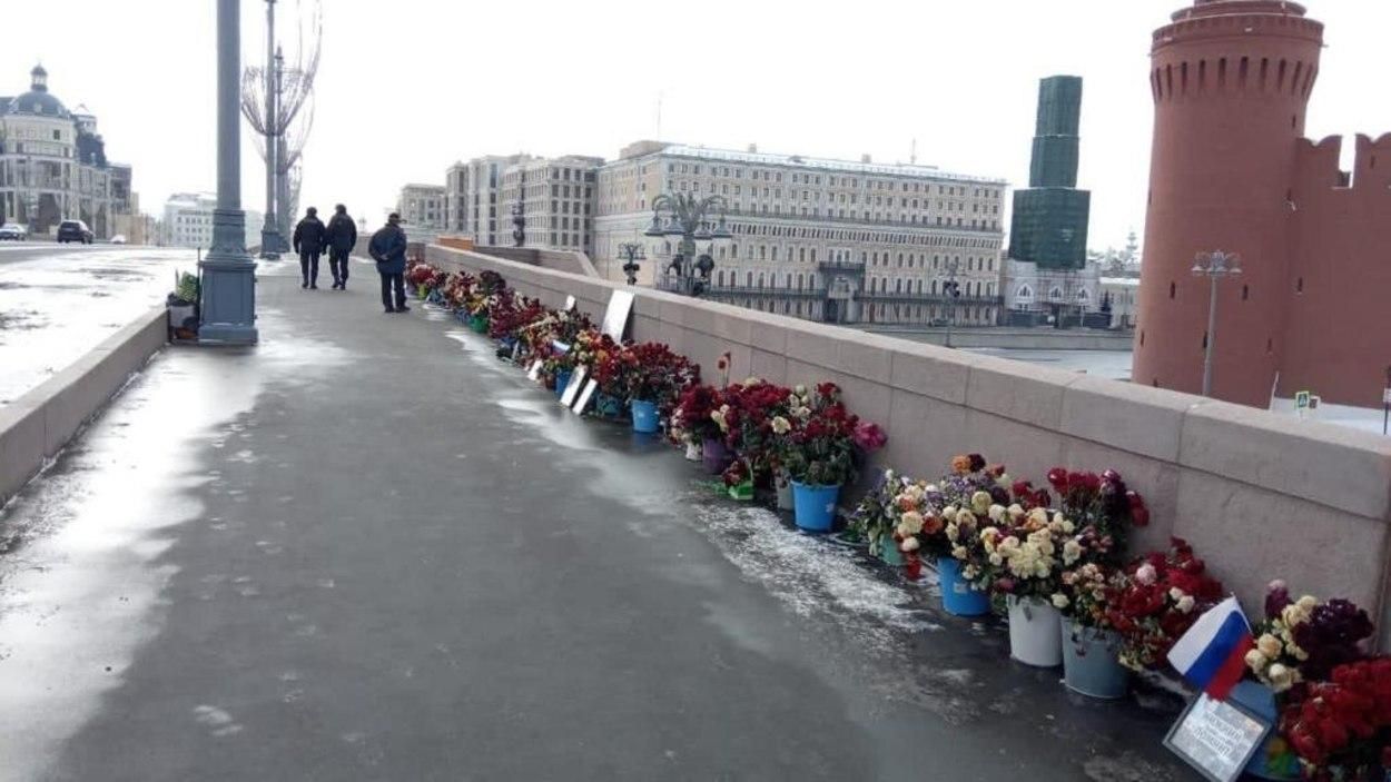 Россияне массово сносят цветы на место убийства Немцова