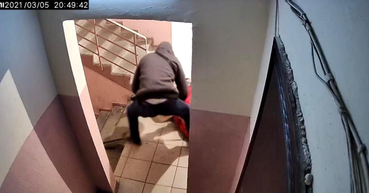 У Києві затримали рецидивіста, який у під'їзді напав на пенсіонерку У Києві затримали рецидивіста, який у під'їзді напав на пенсіонерку