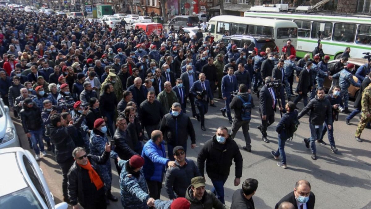 В Ереване - обострение протестов: заблокировали вход в парламент