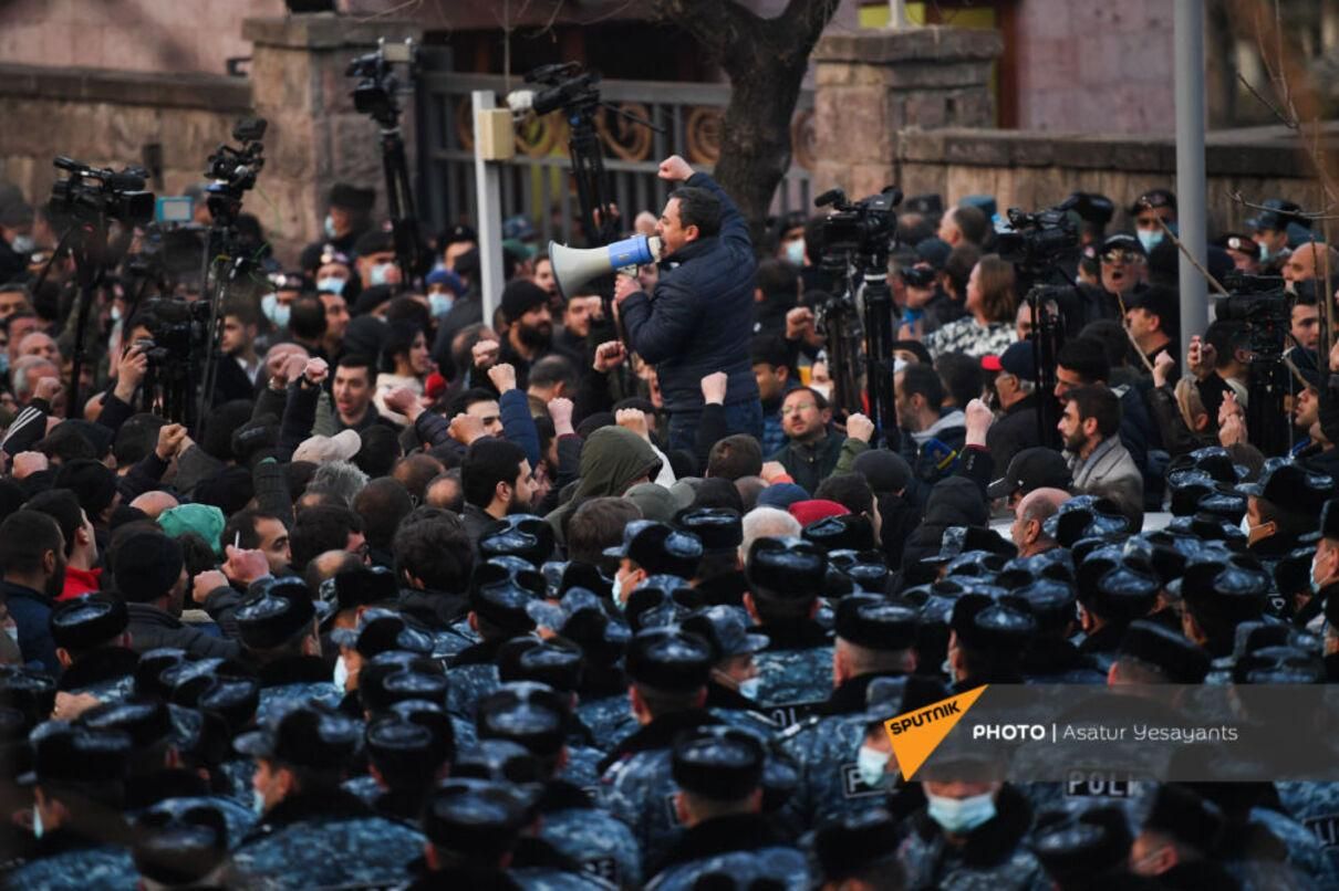 Опозиція Вірменії оголосила страйк і вимагає відставки Пашиняна