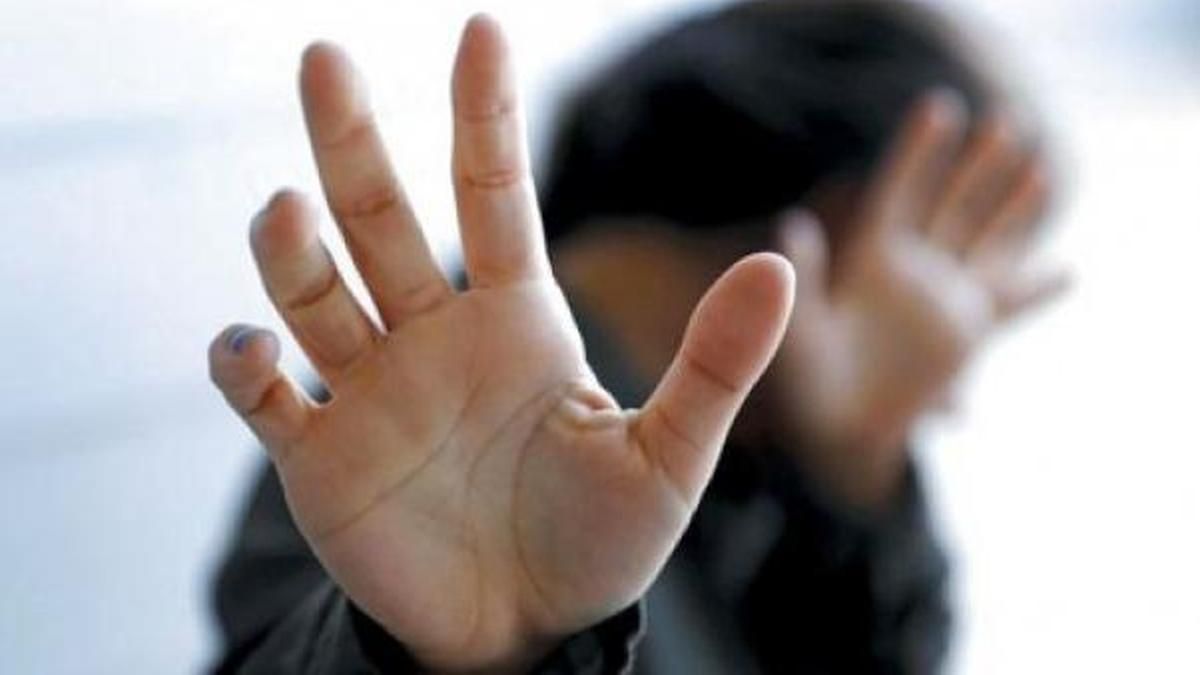 В Одессе мужчина крайне жестко избил женщину и ограбил ее В Одессе мужчина крайне жестко избил женщину и ограбил ее