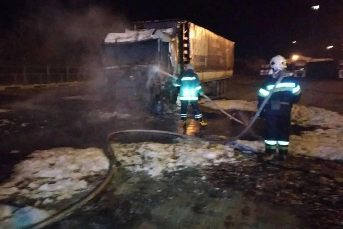 Рятувальники гасили вогонь у вантажівці Рятувальники гасили вогонь у вантажівці