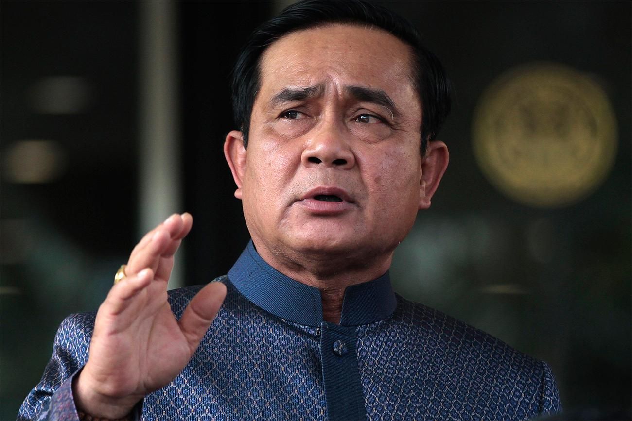 Прем'єр Таїланду оббризкав журналістів антисептиком: відео Прем'єр Таїланду оббризкав журналістів антисептиком: відео