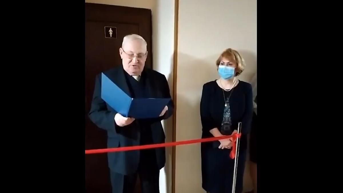 У Києві в університеті на 8 березня урочисто відкрили жіночий туалет