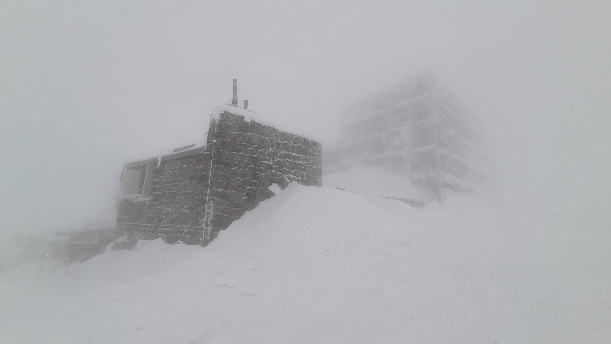 Не видно ни земли, ни неба: Карпаты снова замело Не видно ни земли, ни неба: Карпаты снова замело