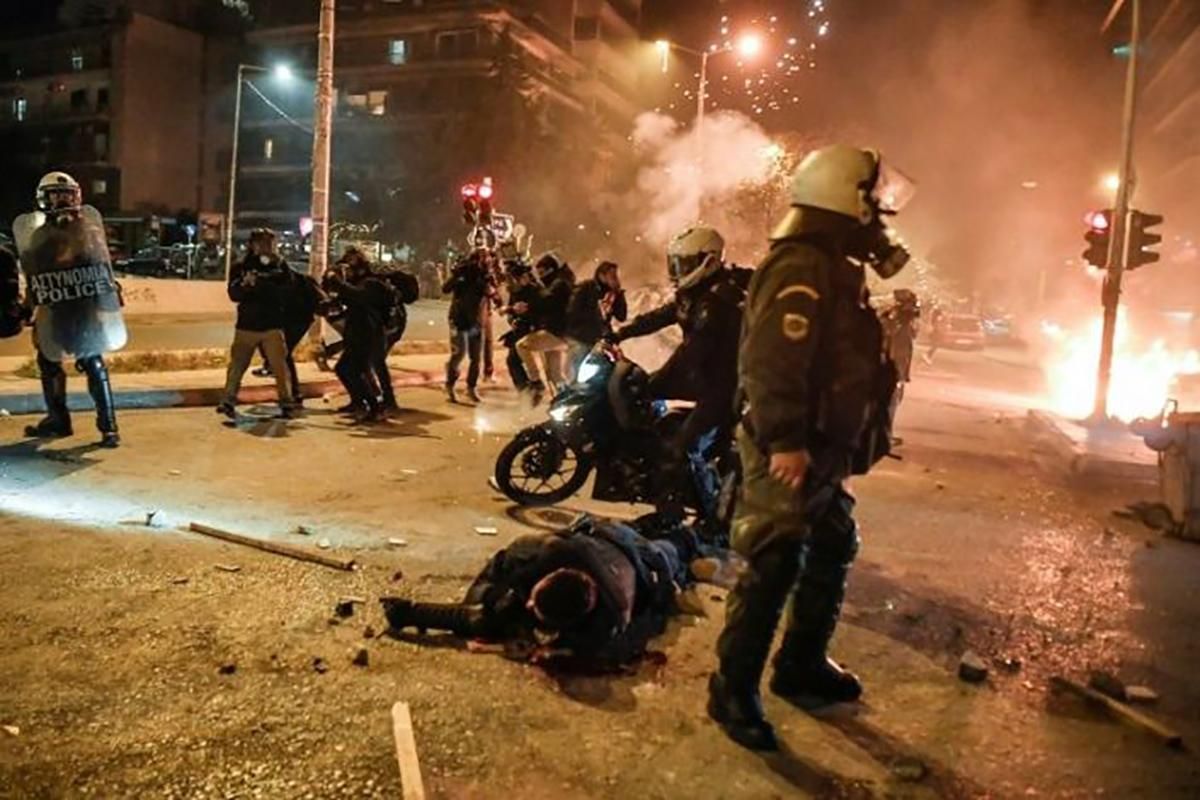 В Афинах акции против произвола полиции переросли в столкновения