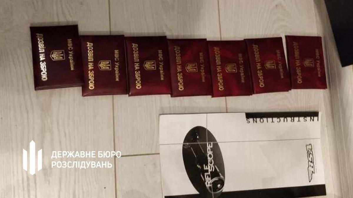 ГБР разоблачила копов, которые продали более 800 разрешений на оружие ГБР разоблачила копов, которые продали более 800 разрешений на оружие