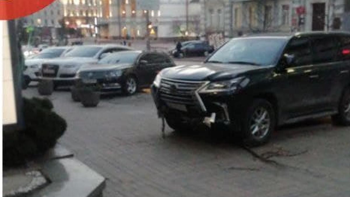 У центрі Києва водій на Lexus виїхав з дороги та врізався у будинок