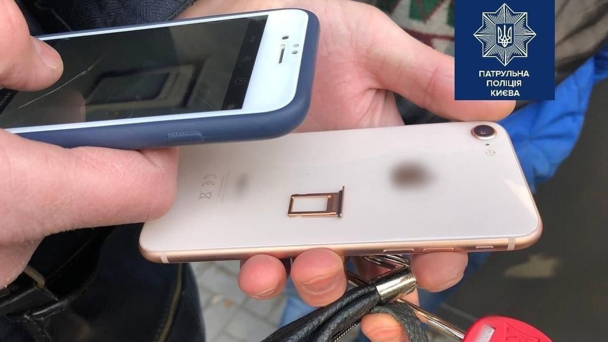 У Києві затримали чоловіка, який відбирав телефони у школярів У Києві затримали чоловіка, який відбирав телефони у школярів