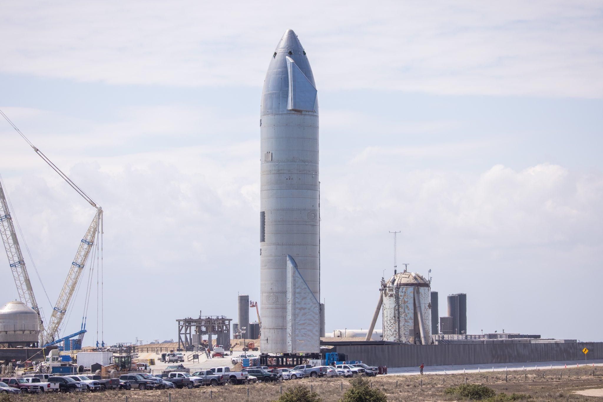 Starship SN11 вже на стартовій платформі: SpaceX готується до запуску