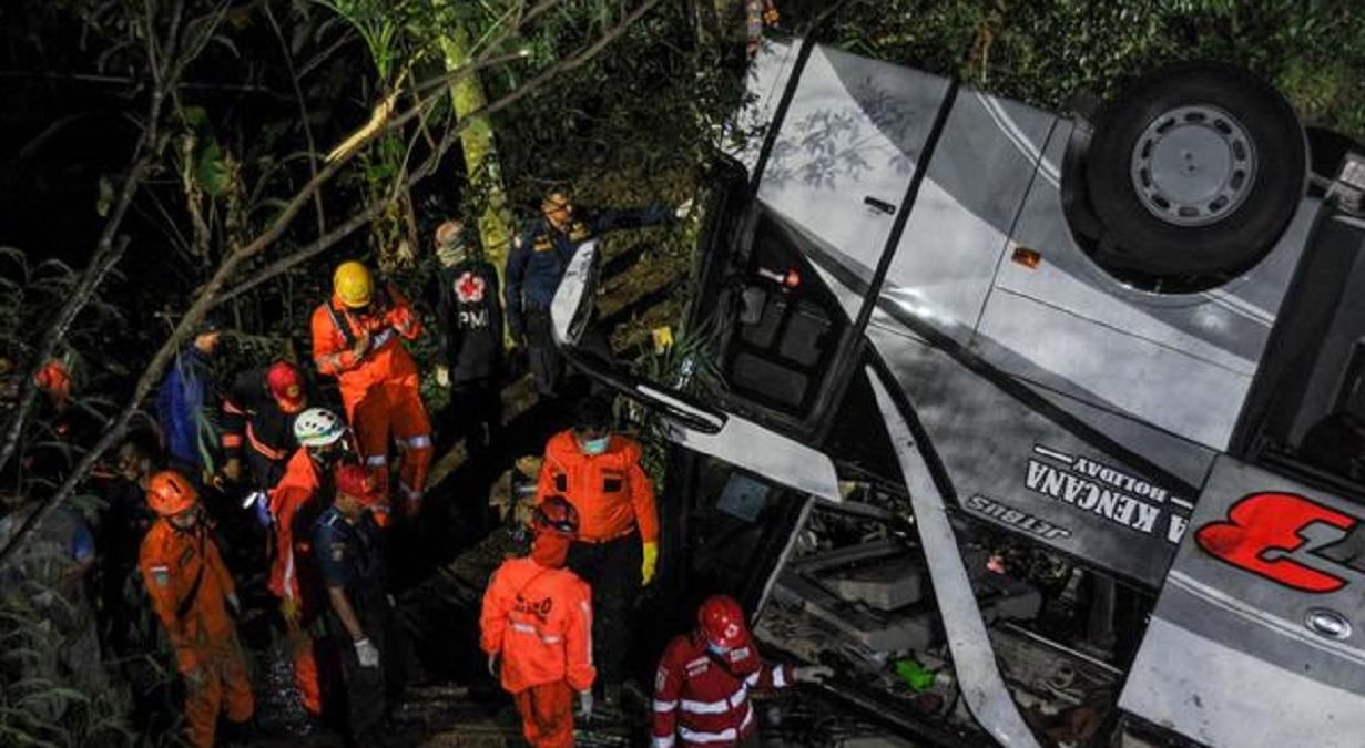 ДТП в Индонезии с автобусом: более 20 жертв - фото ДТП в Индонезии с автобусом: более 20 жертв - фото