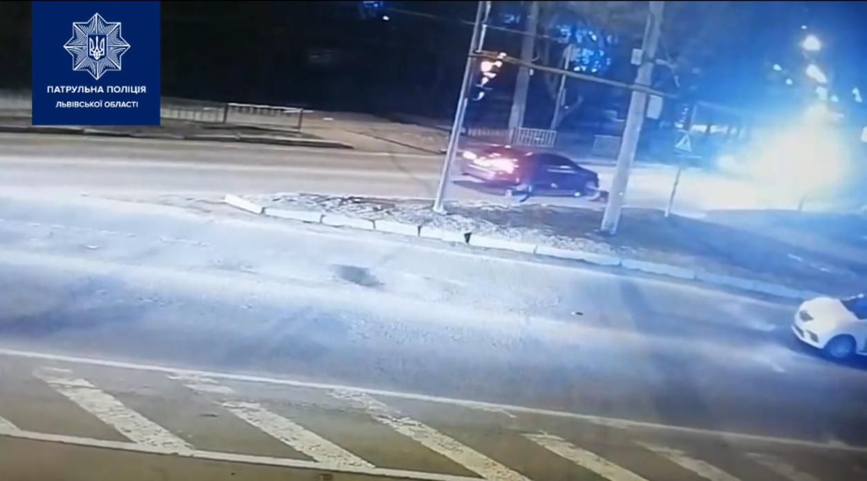 Бросился под колеса авто: во Львове патрульные оштрафовали пешехода - видео 