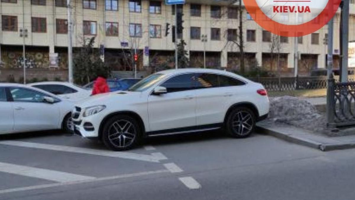 В Киеве пешеход прошелся по машине, которую припарковали на переходе В Киеве пешеход прошелся по машине, которую припарковали на переходе