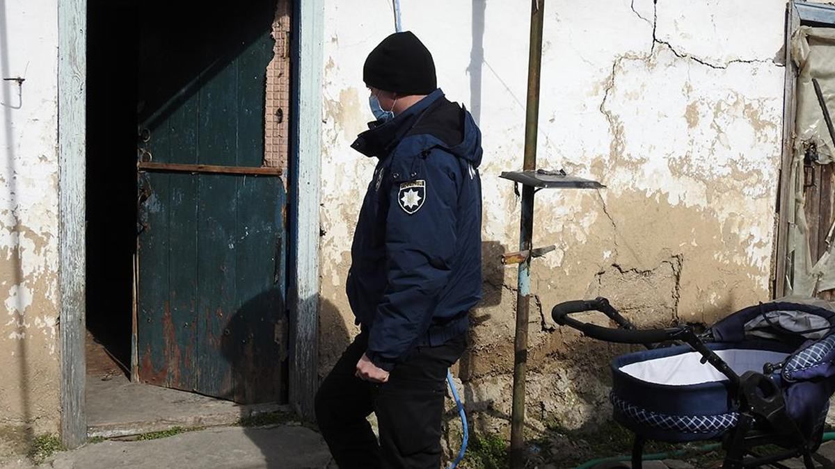 В Запорожье 5-месячный мальчик умер в антисанитарии и холоде: видео В Запорожье 5-месячный мальчик умер в антисанитарии и холоде: видео