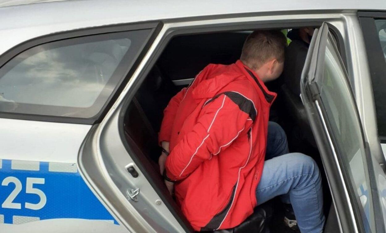 Выпил за рулем бутылку водки: в Польше задержали пьяного львовского дальнобойщика - фото 