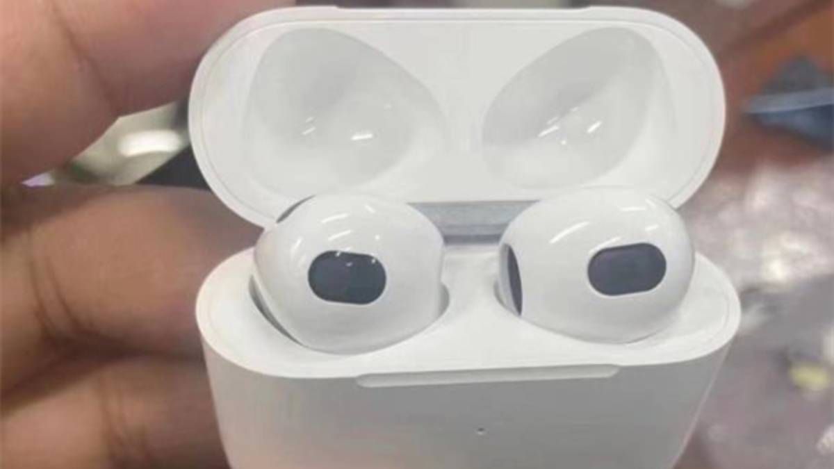 Неанонсовані навушники  AirPods 3 засвітились на живих фото