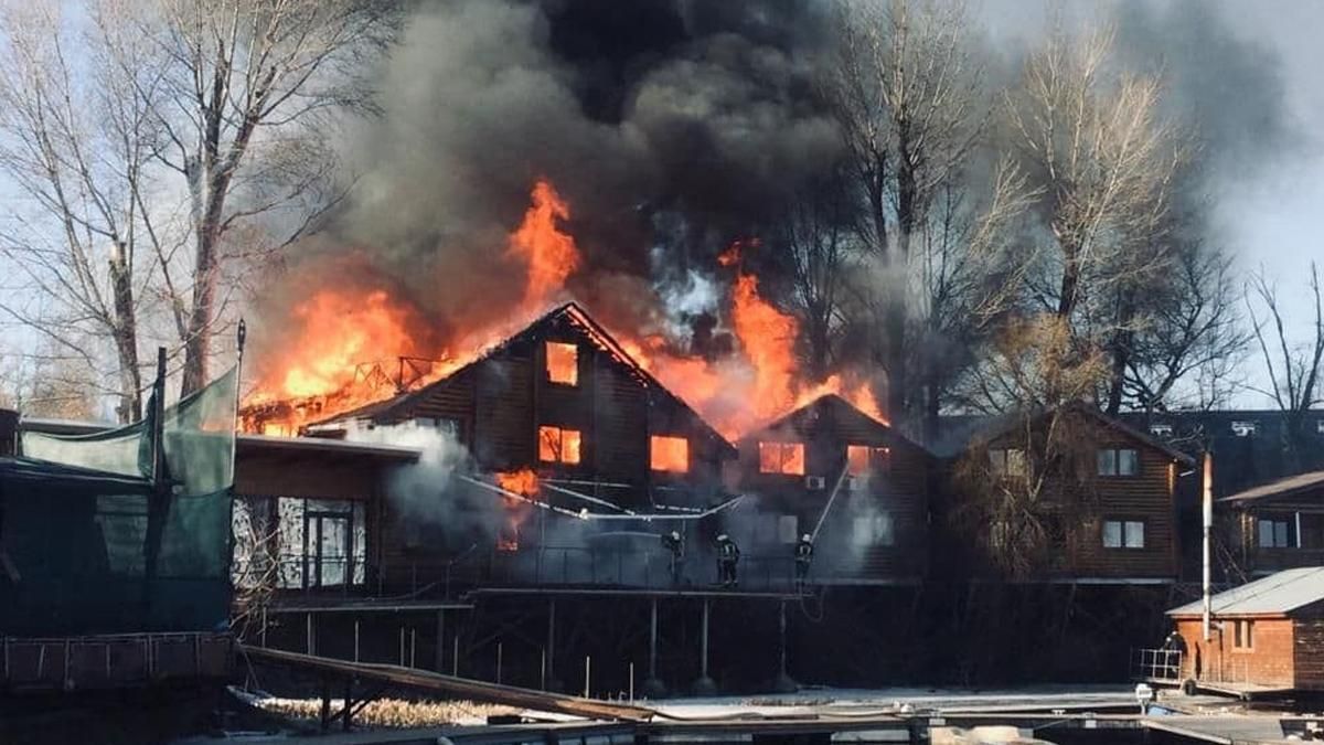 У Києві на Гідропарку була пожежа: палали дерев’яні будиночки У Києві на Гідропарку була пожежа: палали дерев’яні будиночки