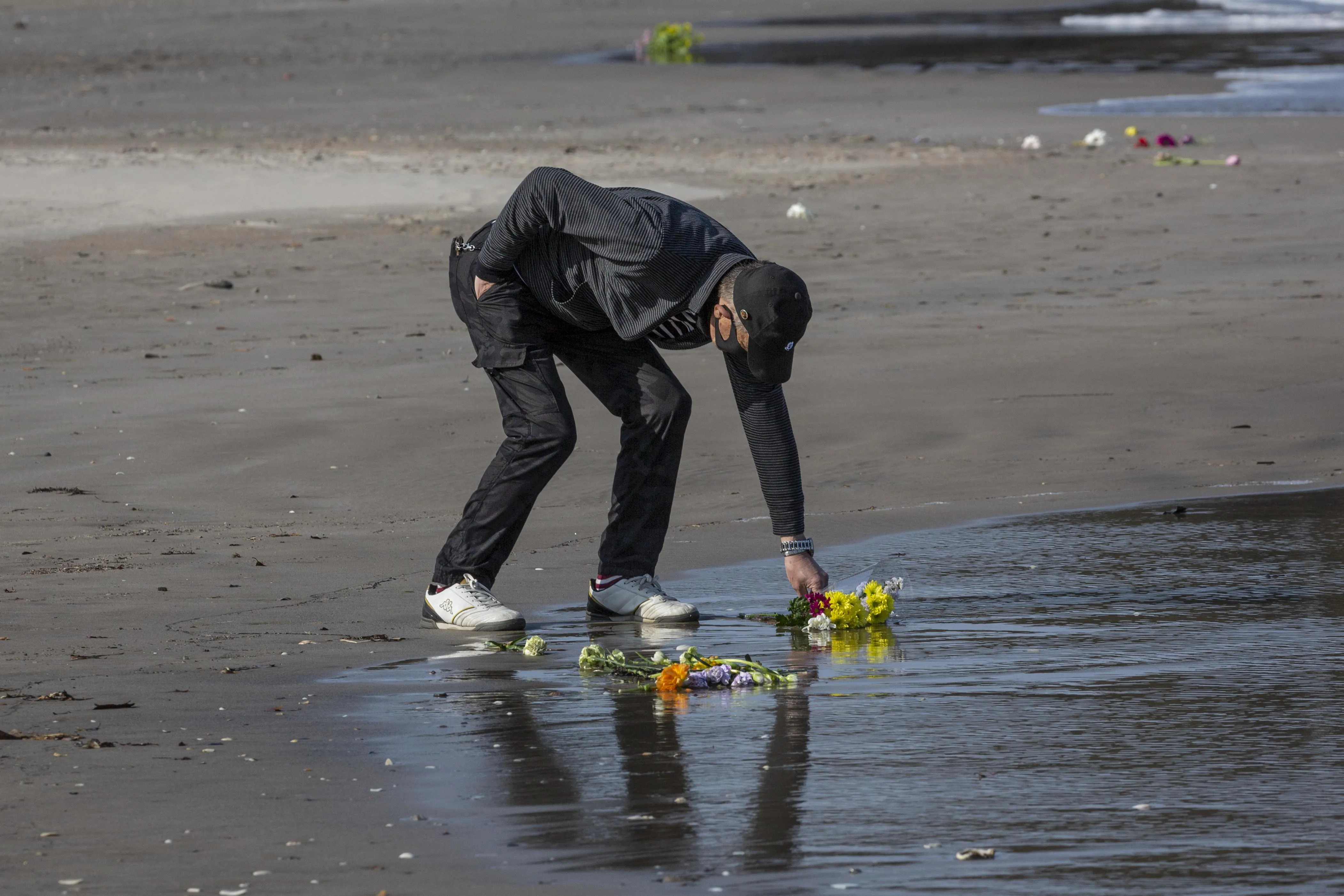 В Японії родичі загиблих 11 березня 2011 року кладуть квіти на узбережжя