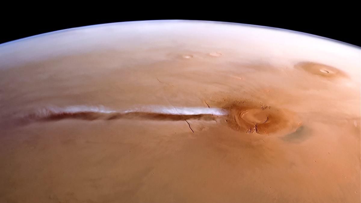Вчені дослідили життєвий шлях незвично довгої хмари на Марсі