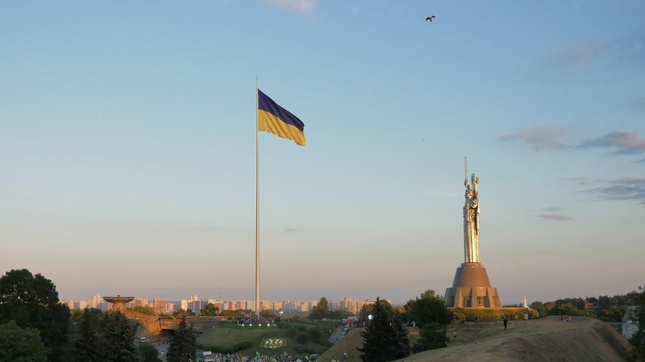 У Києві знову приспускають найбільший прапор України: через вітер