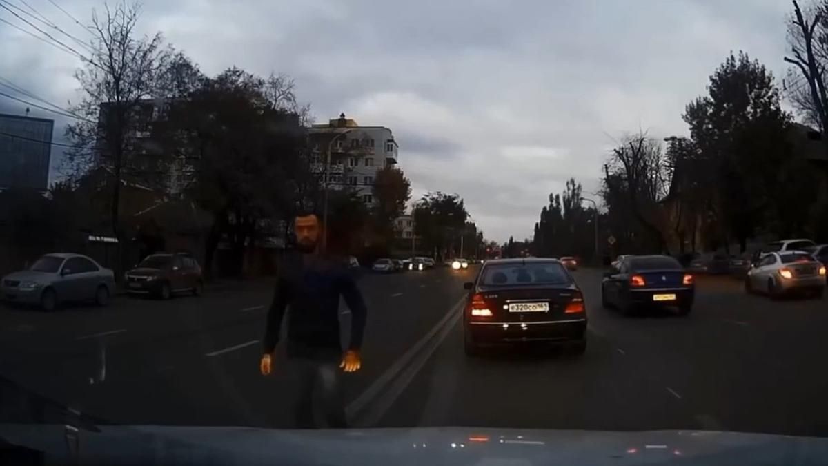 У Києві водій з російськими номерами ледь не скоїв ДТП: відео